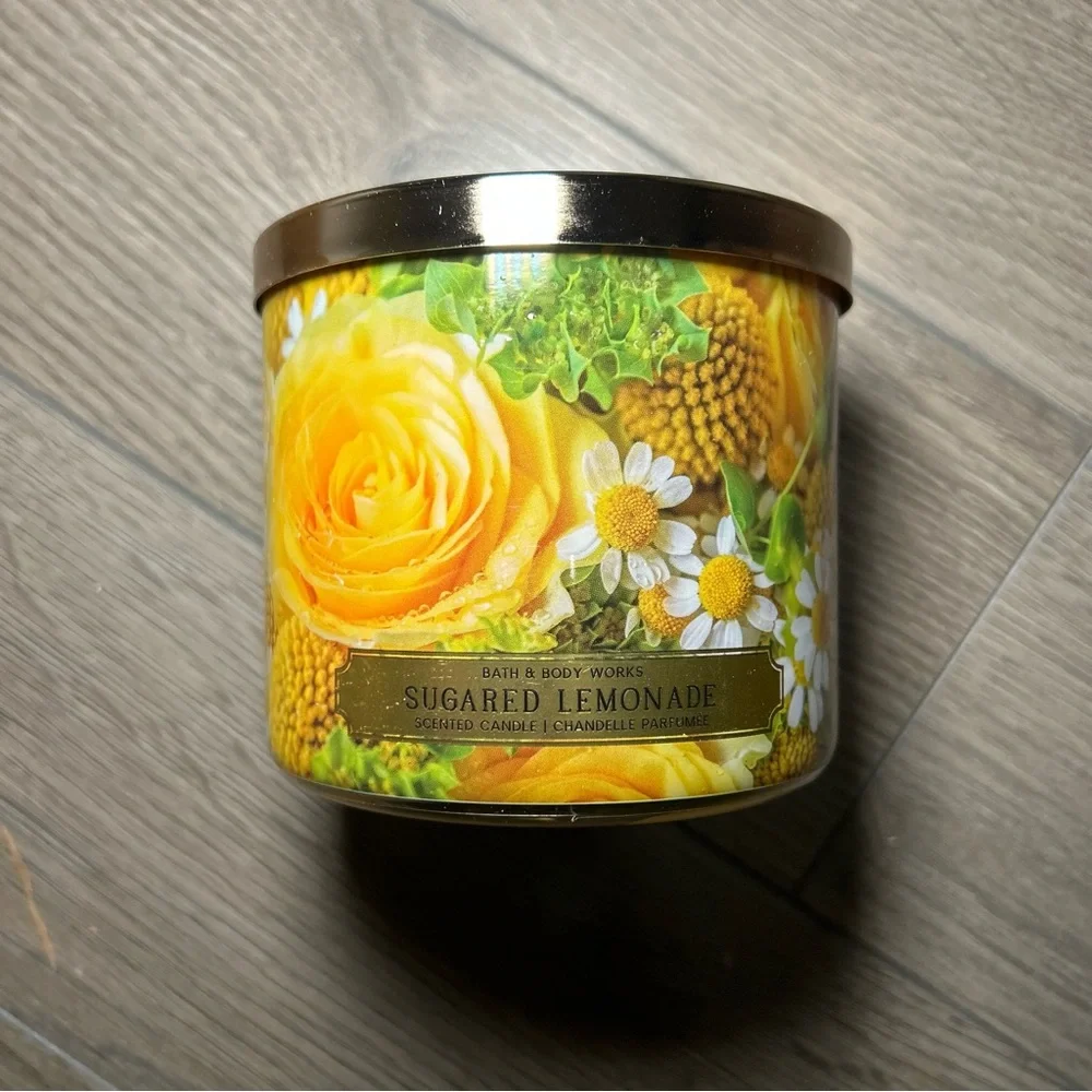 New Bath & Body Works 3-Wick Candle in Sugared Lemonade - Picture 2 of 4